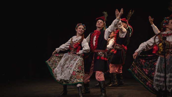 grupa tancerzy w strojach krakowskich