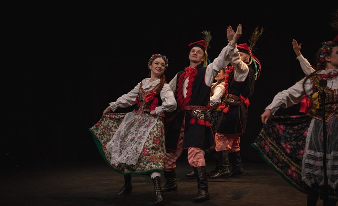 grupa tancerzy w strojach krakowskich