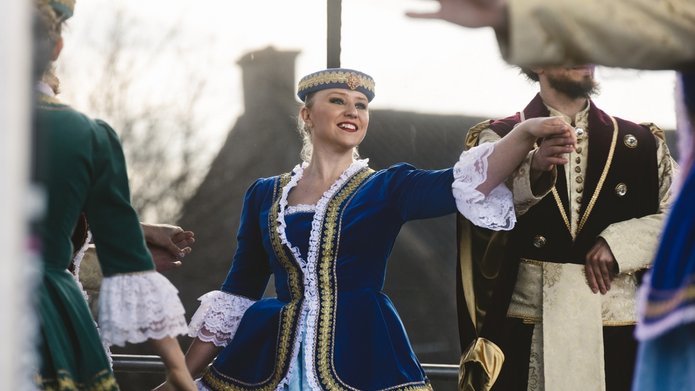 tancerze na scenie w strojach szlacheckich