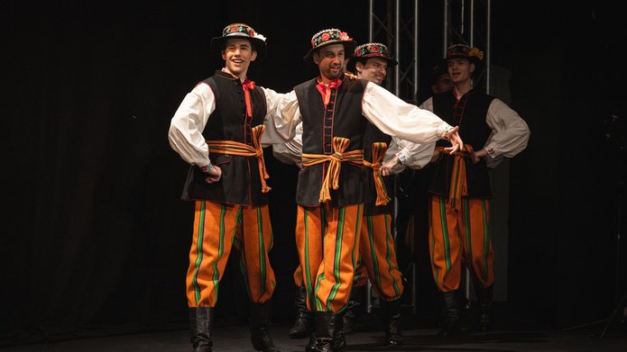 grupa tancerzy w strojach łowickich