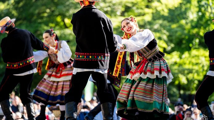 grupa tancerzy w strojach lubelskich