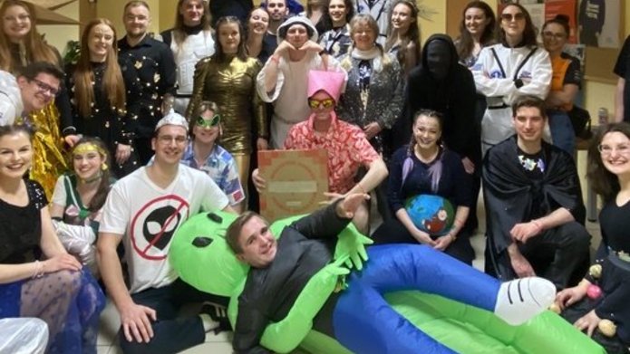 grupa ludzi w kosmicznych przebraniach 