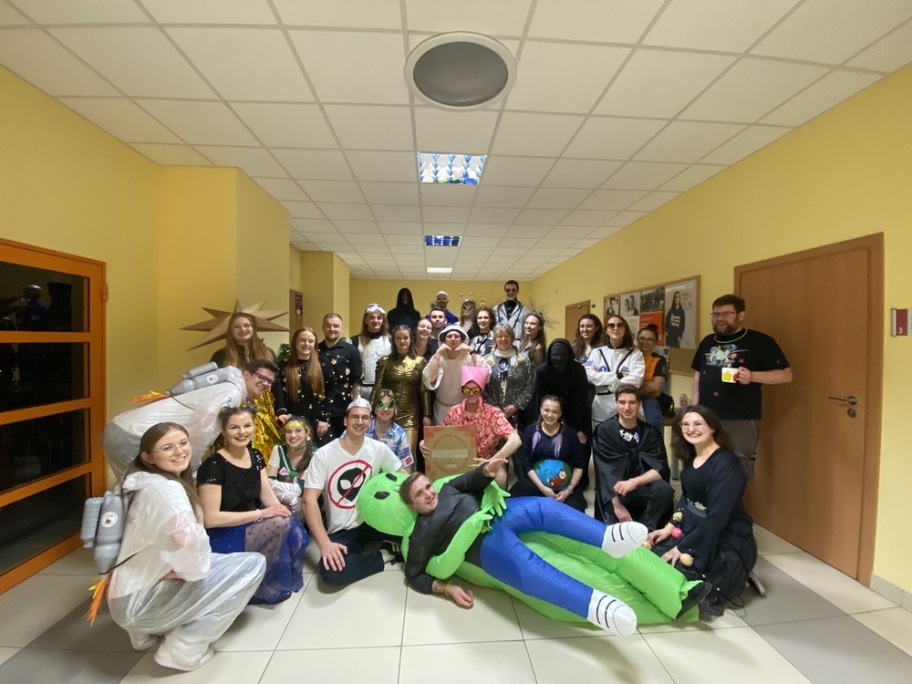 grupa ludzi w strojach o tematyce kosmicznej