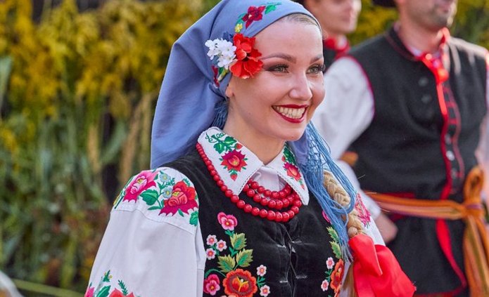 tancerka na scenie w stroju łowickim