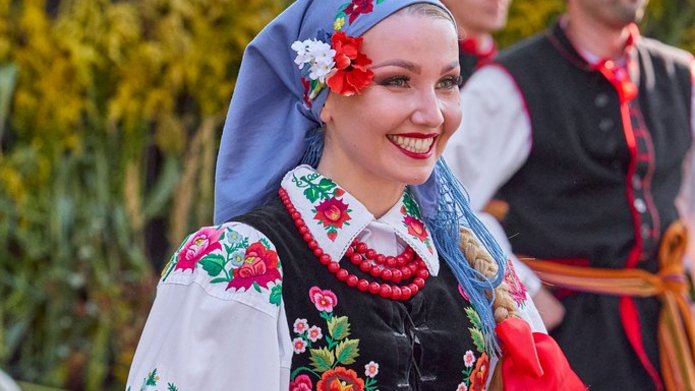 tancerka na scenie w stroju łowickim