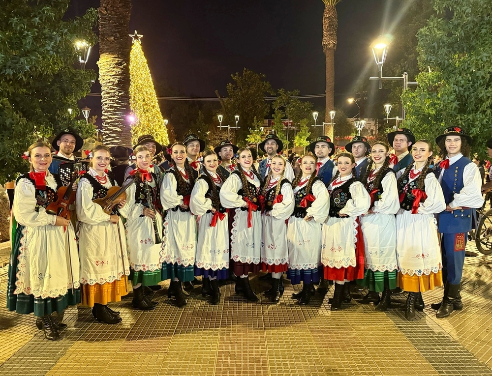 grupa tancerzy w strojach rzeszowskich