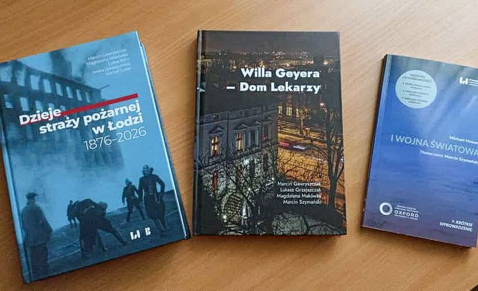 trzy książki na biurku