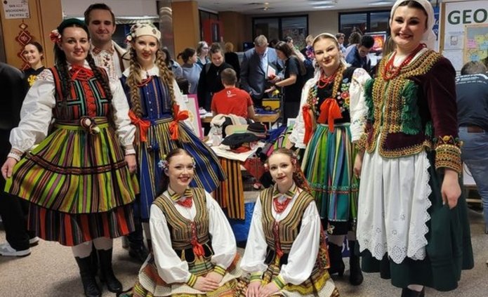 grupa ludzi pozująca do zdjęcia w strojach ludowych