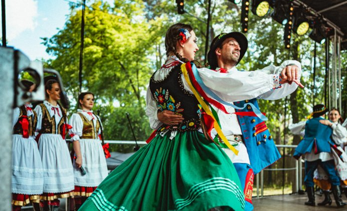 tancerze na scenie w strojach rzeszowskich