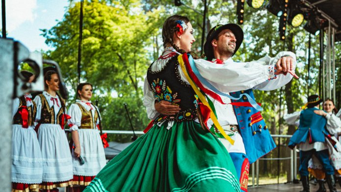 tancerze na scenie w strojach rzeszowskich