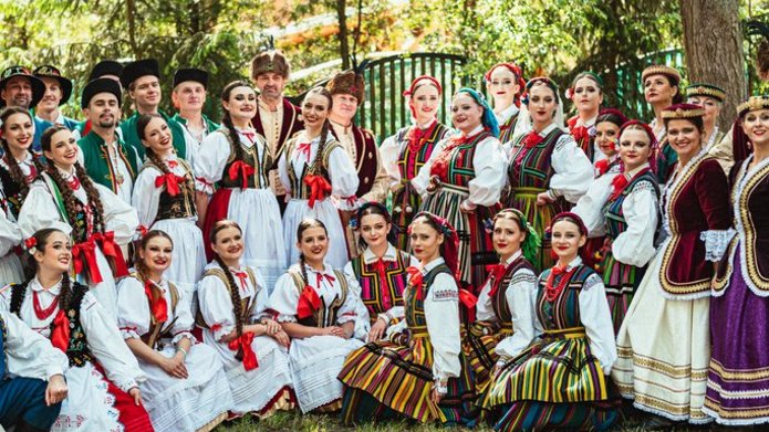 grupa tancerzy pozujących w strojach rzeszowskich, spiskich, opoczyńskich i szlacheckich