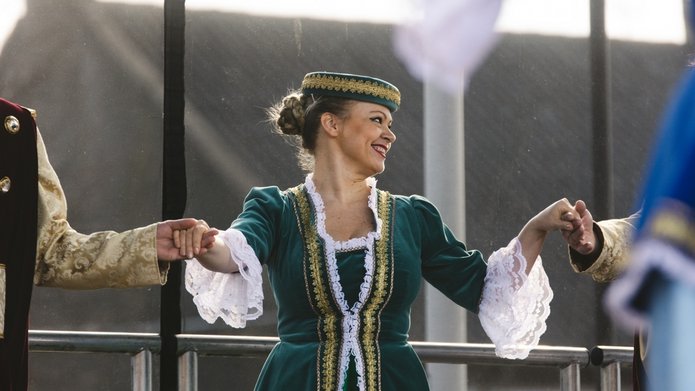 tancerze na scenie w strojach szlacheckich