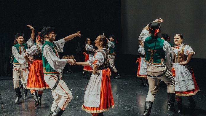 tancerze na scenie w strojach spiskich