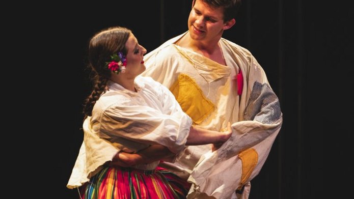 para taneczna - partner przebrany za stracha na wróble, partnerka w białej koszuli i pasiastej spódnicy