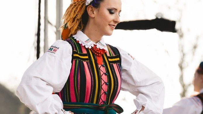 tancerka na scenie w stroju opoczyńskim