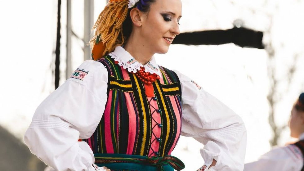 tancerka na scenie w stroju opoczyńskim