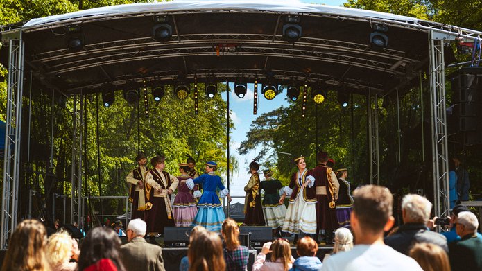 tancerze na scenie w strojach szlacheckich