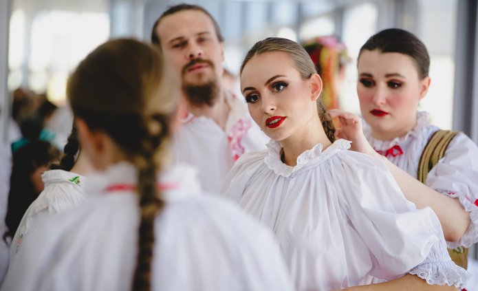 grupa ludzi w strojach ludowych